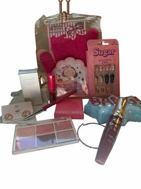 BRAND NEW 11-PIECE GLAM & SPA SELF-CARE BEAUTY BUNDLE ✨